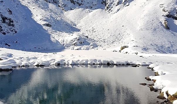 Artvin'in Macahel Karçal dağları eteklerinde bulunan göller ve akarsular buz tuttu.
