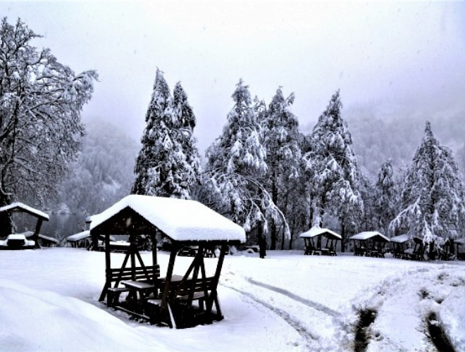 Borçka Karagöl'e mevsimin ilk karı yağdı